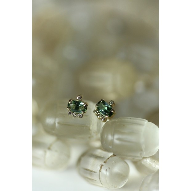 5 Octobre aukso auskarai su deimantais ir žaliais turmalinais